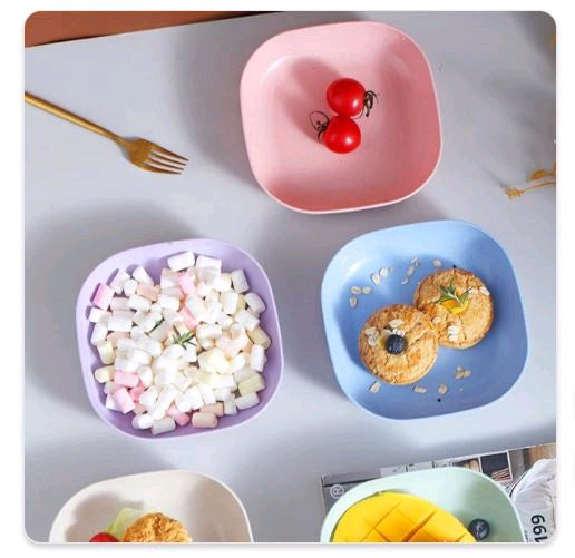 Plastic plate set